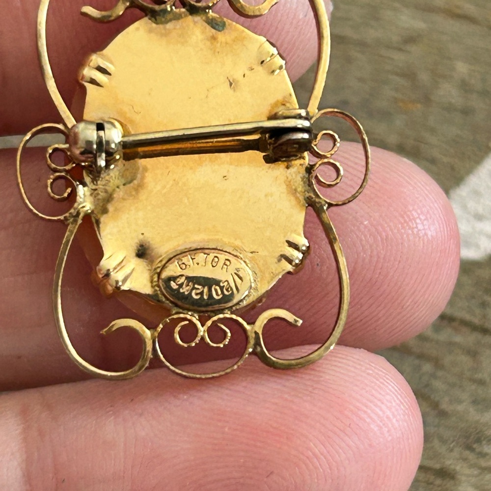 1/20/12KTGF Elegant Gold and Cream Cameo Brooch - Picture 7 of 7